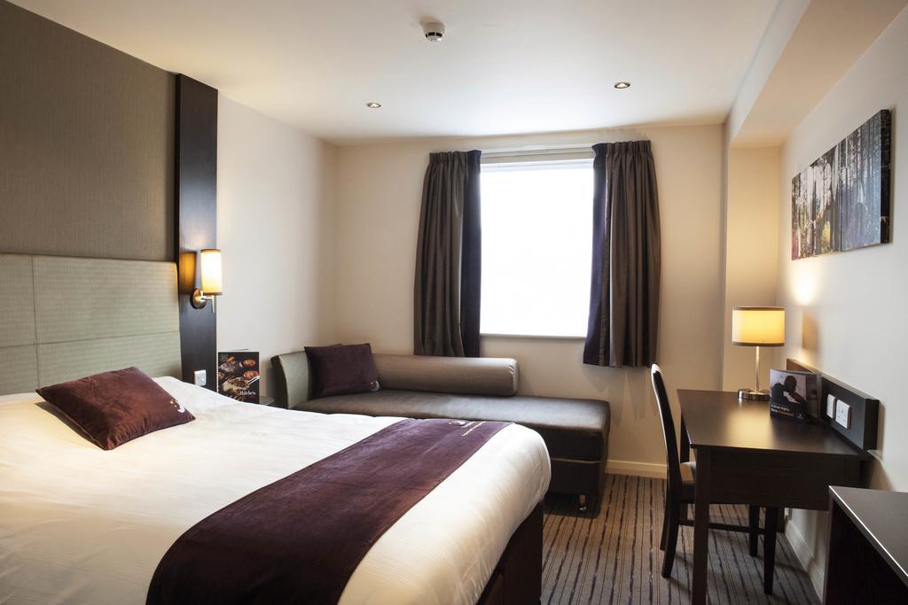 Premier Inn London Wimbledon South الغرفة الصورة